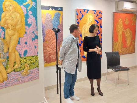 Kuratorka razstave  in slikar (1)